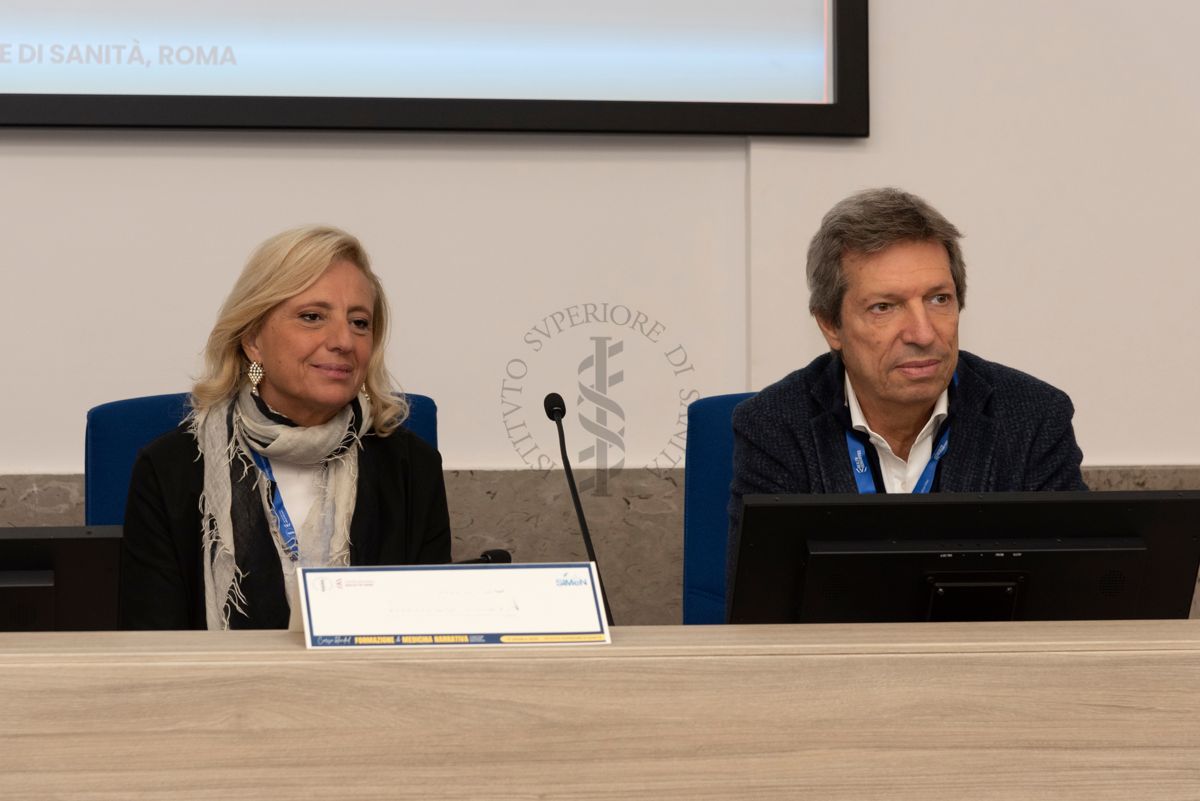 La Dott.ssa Raffaella Pajalich, endocrinologa (a sinistra) e il Dott. Mario Cerati, Medico Chirurgo specializzato in Odontoiatria (a destra), entrambi della Società Italiana di Medicina Narrativa SIMeN