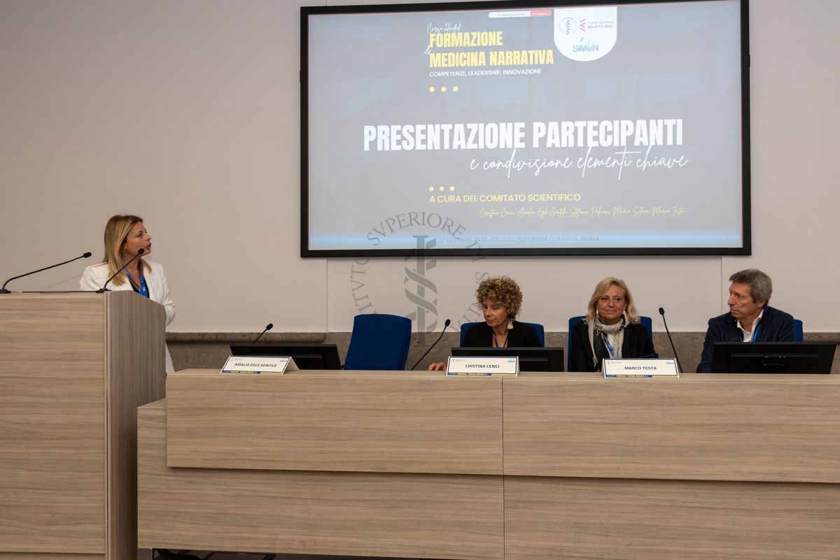 Intervento della Dott.ssa Amalia Egle Gentile, responsabile del Laboratorio di Health Humanities, Centro Nazionale Malattie Rare dell'Istituto Superiore di Sanità (prima da sinistra). Con lei l'antropologa Cristina Cenci, fondatrice di Digital Narrative Medicine (seconda da sinistra), l'endocrinologa Raffaella Pajalich, della Società Italiana di Medicina Narrativa SIMeN (terza da sinistra) e l'odontoiatra Mario Cerati, della Società Italiana di Medicina Narrativa SIMeN