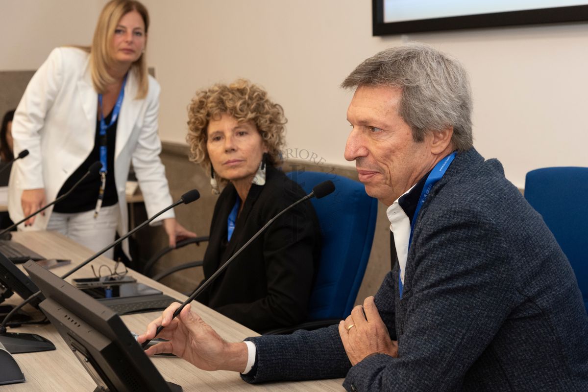 Intervento del Dott. Mario Cerati, della Società Italiana di Medicina Narrativa SIMeN (terzo da sinistra). Con lui, la Dott.ssa Amalia Egle Gentile, responsabile del Laboratorio di Health Humanities, Centro Nazionale Malattie Rare dell'Istituto Superiore di Sanità (prima da sinistra) e la Dott.ssa Cristina Cenci, antropologa e fondatrice di Digital Narrative Medicine (seconda da sinistra)