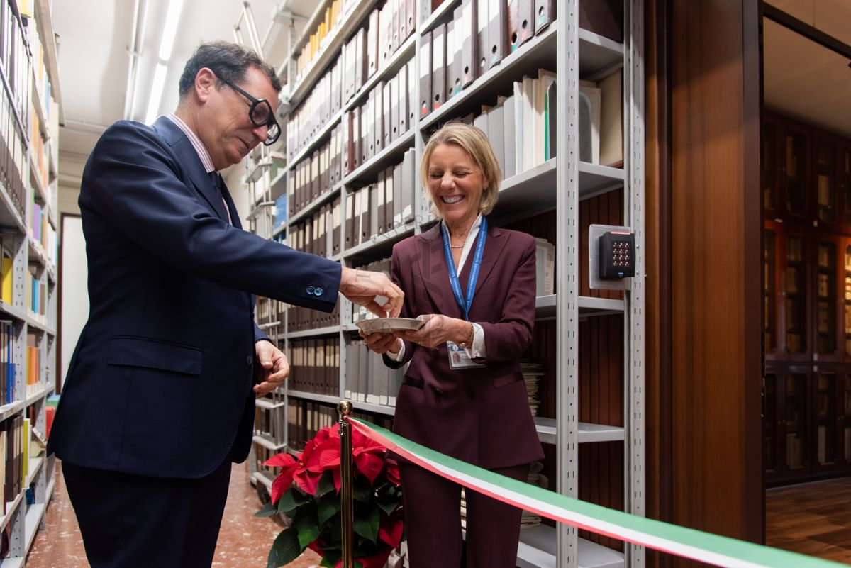 Il Dott. Andrea Piccioli, Direttore dell'ISS (a sinistra), inaugura la nuova sala dei Rari della Biblioteca. Accanto a lui la Dott.ssa Paola Ferrari, Coordinatrice del Fondo Rari della Biblioteca dell'ISS