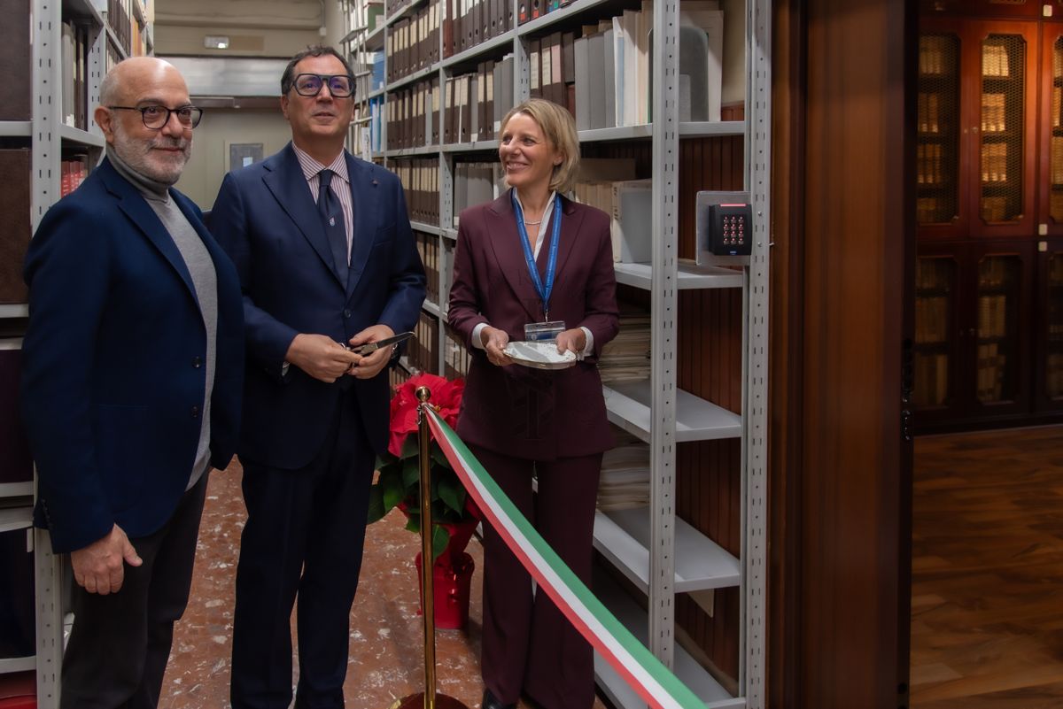 Il Dott. Andrea Piccioli, Direttore dell'ISS (al centro), inaugura la nuova sala dei Rari della Biblioteca. Con lui il Prof. Antonio Mistretta, Responsabile del Servizio Comunicazione Scientifica dell'ISS (a sinistra) e la Dott.ssa Paola Ferrari, Coordinatrice del Fondo Rari della Biblioteca dell'ISS (a destra)