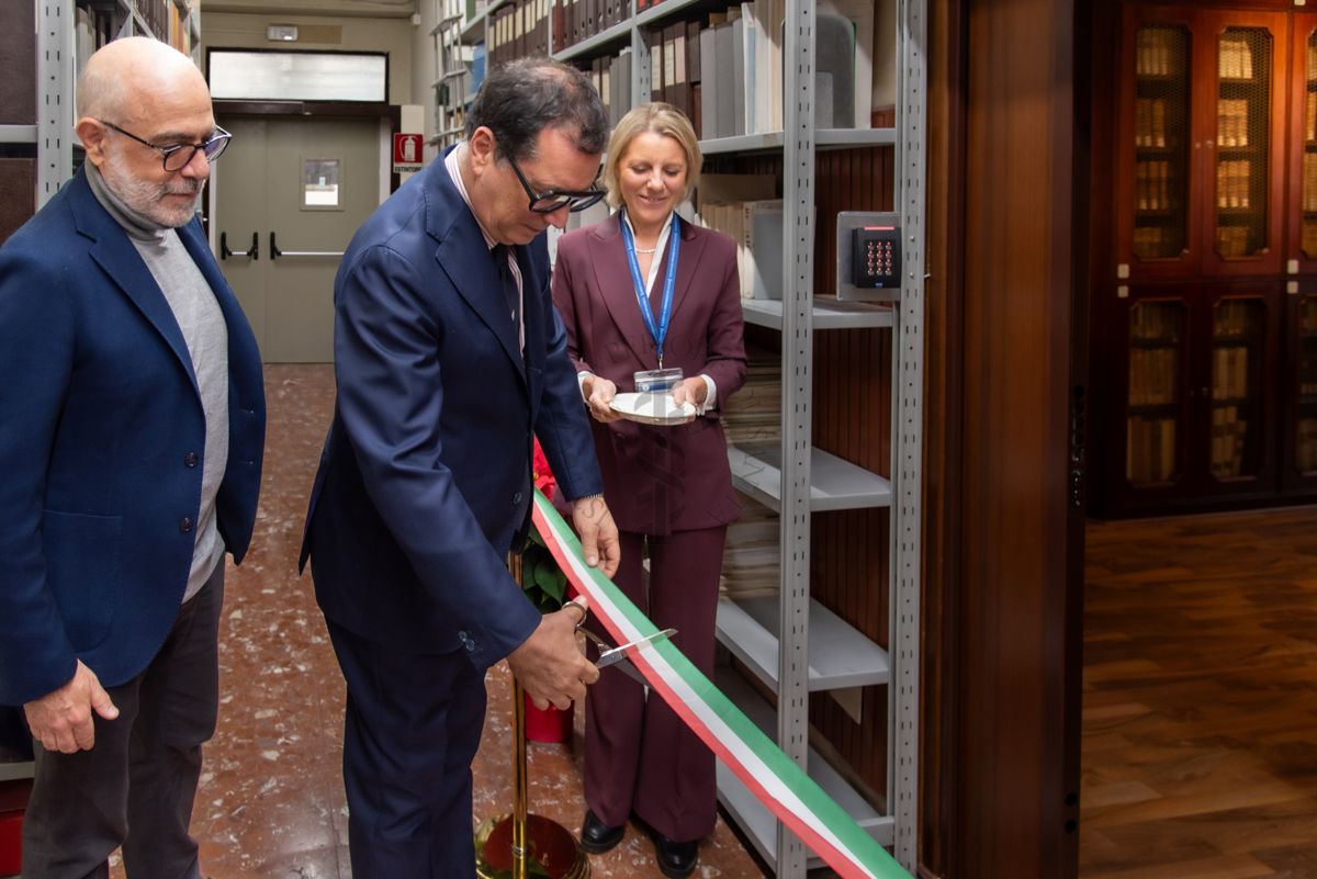 Il Dott. Andrea Piccioli, Direttore dell'ISS (al centro) al taglio del nastro per l'inaugurazione della nuova sala dei Rari della Biblioteca. Con lui il Prof. Antonio Mistretta, Responsabile del Servizio Comunicazione Scientifica dell'ISS (a sinistra) e la Dott.ssa Paola Ferrari, Coordinatrice del Fondo Rari della Biblioteca dell'ISS (a destra)