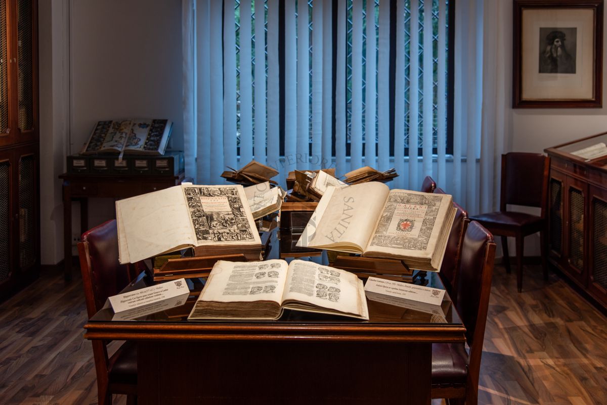 Esposizione di alcuni libri antichi del Fondo Rari della Biblioteca in occasione dell'inaugurazione della nuova sala dei Rari della Biblioteca, ristrutturata di recente