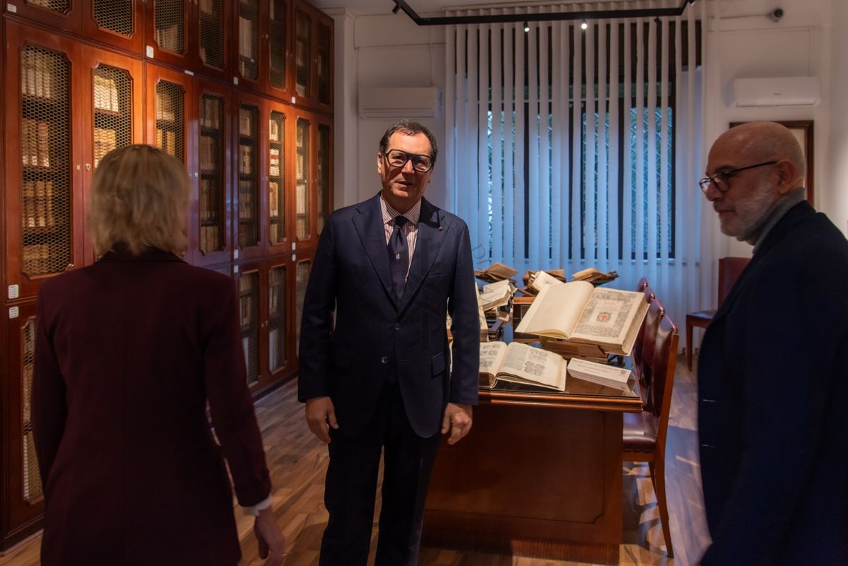 Il Dott. Andrea Piccioli, Direttore dell'ISS (al centro) all'interno della nuova sala dei Rari della Biblioteca. Con lui la Dott.ssa Paola Ferrari, Coordinatrice del Fondo Rari della Biblioteca dell'ISS (a sinistra, di spalle) e il Prof. Antonio Mistretta, Responsabile del Servizio Comunicazione Scientifica dell'ISS (a destra)