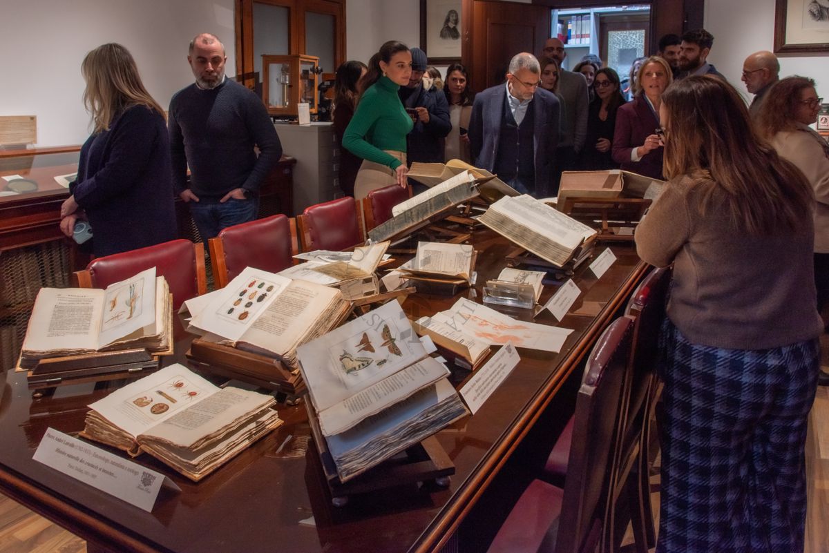 Panoramica sui partecipanti all'evento "13 libri, 3 voci" durante la visita alla nuova Sala dei Rari della Biblioteca