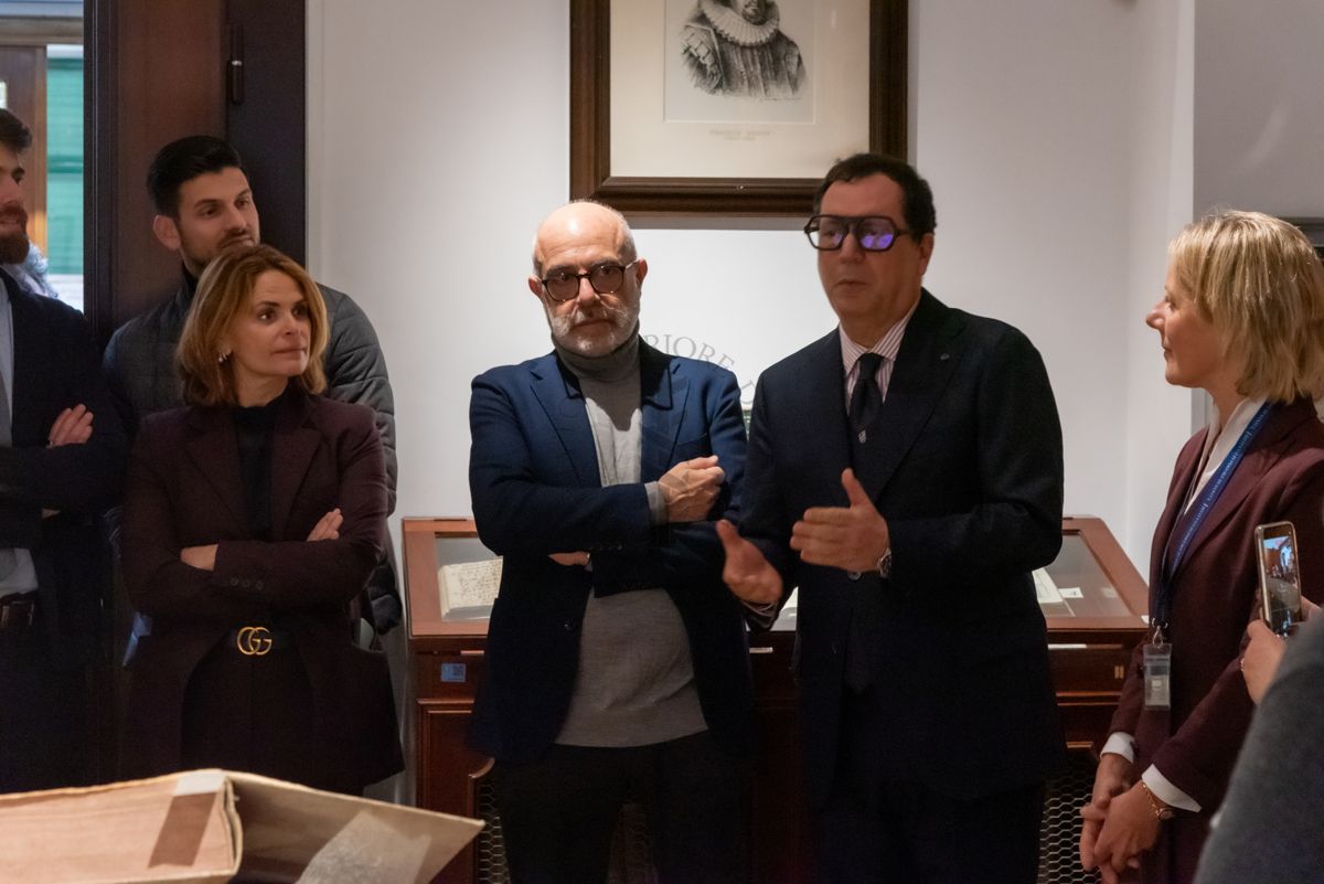 Discorso per l'inaugurazione della nuova Sala dei Rari della Biblioteca da parte del Direttore dell'ISS, Dott. Andrea Piccioli (secondo da destra). Accanto a lui, la Dott.ssa Paola Ferrari, Coordinatrice del Fondo Rari della Biblioteca (prima da destra) e il Prof. Antonio Mistretta, Responsabile del Servizio Comunicazione Scientifica dell'ISS (terzo da destra)