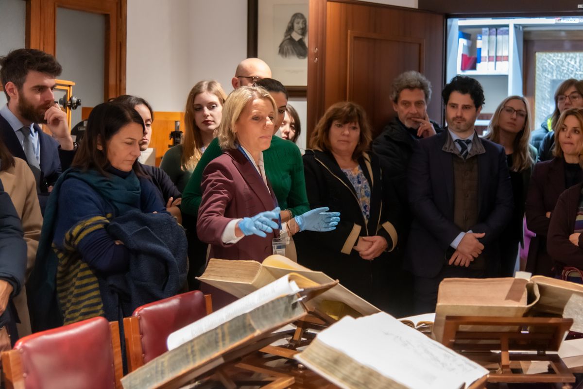 La Dott.ssa Paola Ferrari, Coordinatrice del Fondo Rari (al centro) illustra i libri antichi esposti in occasione dell'inaugurazione della nuova Sala dei Rari della Biblioteca dell'ISS