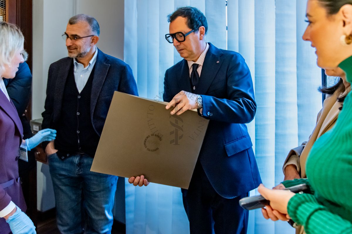 Il Direttore dell'ISS, Dott. Andrea Piccioli riceve dalla Biblioteca alcune stampe tratte dai libri del Fondo Rari