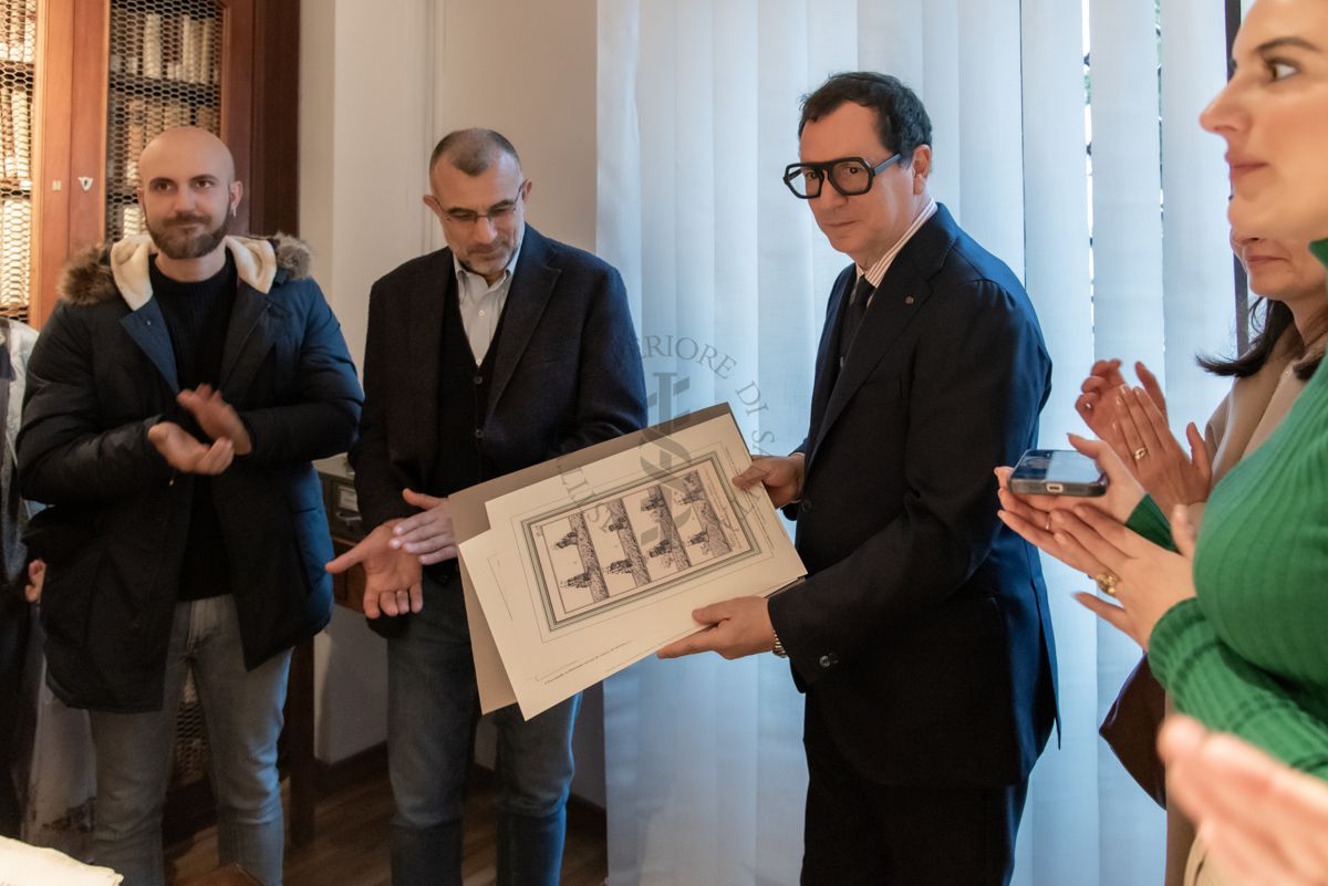 Il Direttore dell'ISS, Dott. Andrea Piccioli riceve dalla Biblioteca alcune stampe tratte dai libri del Fondo Rari