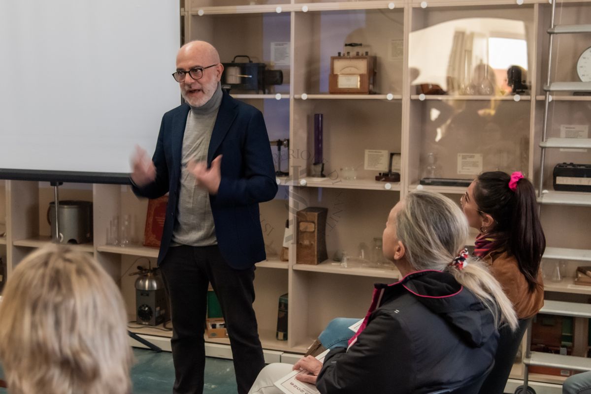 Il Prof. Antonio Mistretta, Responsabile del Servizio Comunicazione Scientifica dell'ISS, presenta l'evento "Tredici libri, tre voci" dove vengono letti alcuni passaggi tratti dai tredici libri che sono stati presentati in occasione degli incontri di "Scienza & Caffè" del 2025