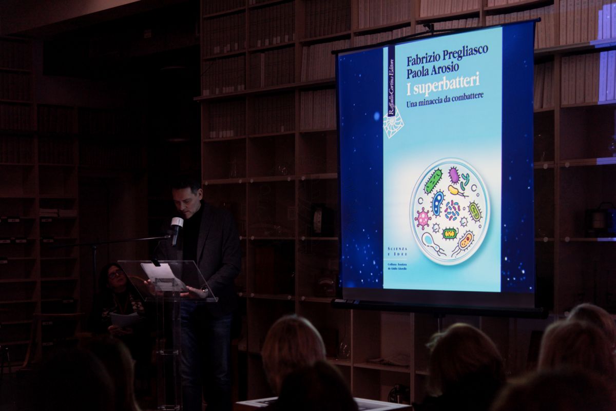 Gianfelice Martini dell'Ufficio Stampa dell'ISS, legge alcuni passaggi tratti dal libro "I superbatteri" di Fabrizio Pregliasco e Paola Arosio