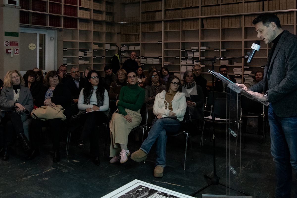 Gianfelice Martini dell'Ufficio Stampa dell'ISS, legge alcuni passaggi tratti dal libro "I superbatteri" di Fabrizio Pregliasco e Paola Arosio