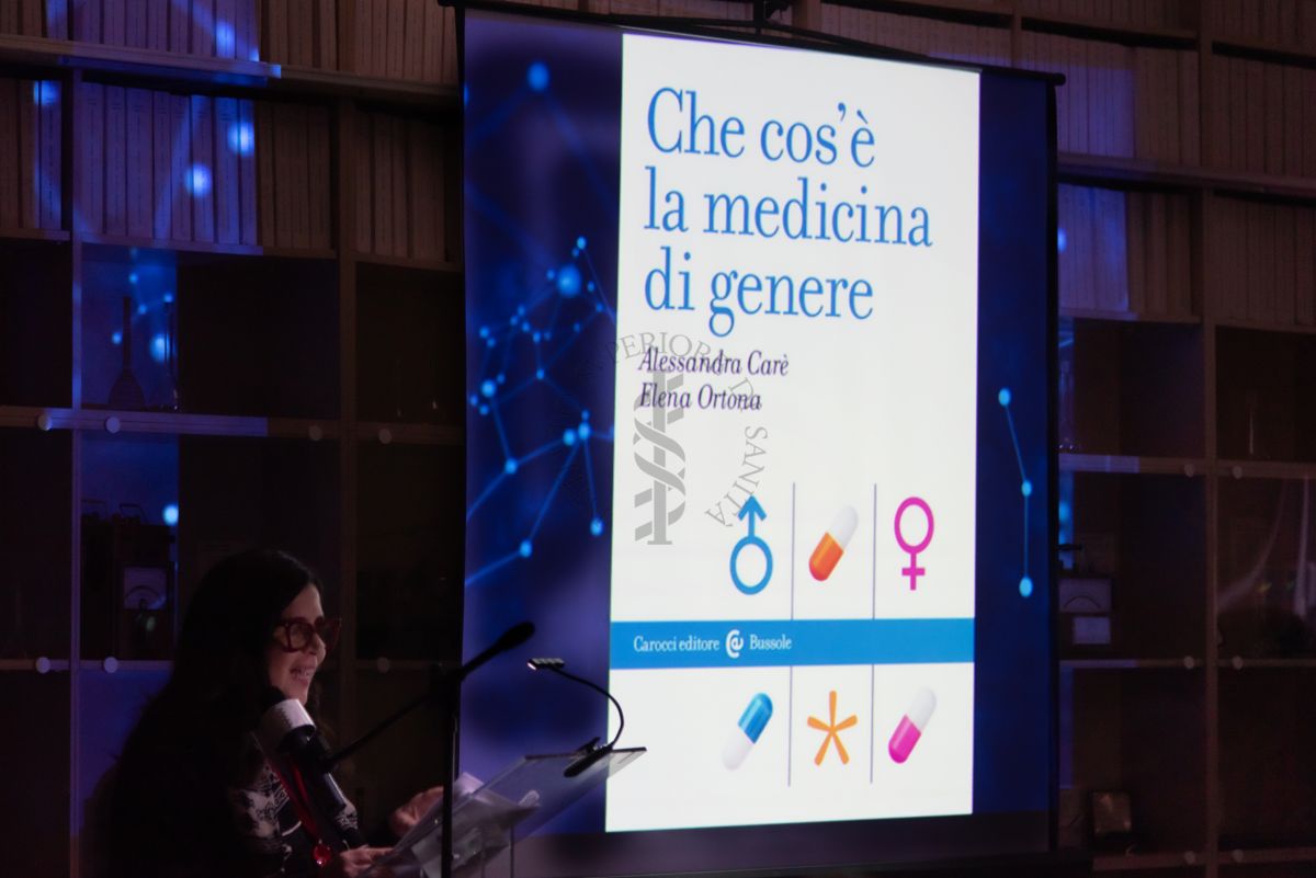 La Dott.ssa Enrica Pizzi del Centro nazionale per la prevenzione delle malattie e la promozione della salute dell'ISS, legge alcuni passaggi tratti dal libro "Che cos'è la medicina di genere" di Alessandra Carè e Elena Ortona