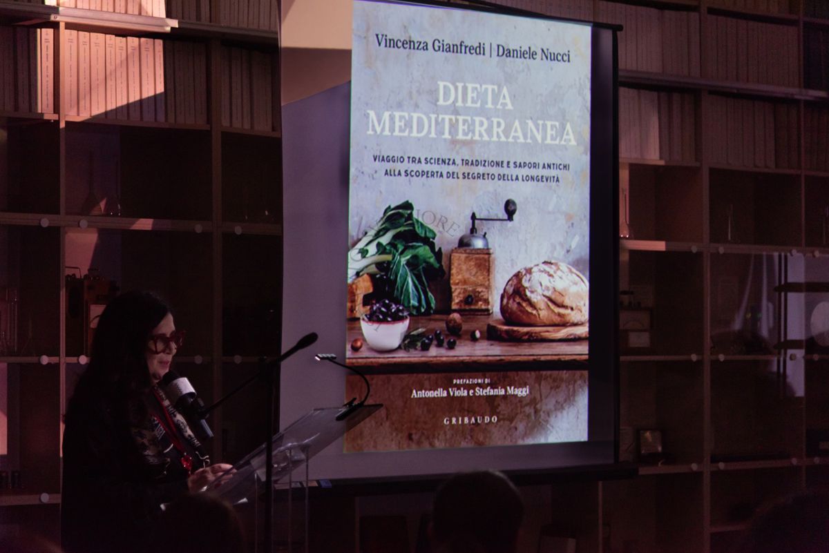 La Dott.ssa Enrica Pizzi del Centro nazionale per la prevenzione delle malattie e la promozione della salute dell'ISS, legge alcuni passaggi tratti dal libro "Dieta mediterranea" di Vincenza Gianfredi e Daniele Nucci