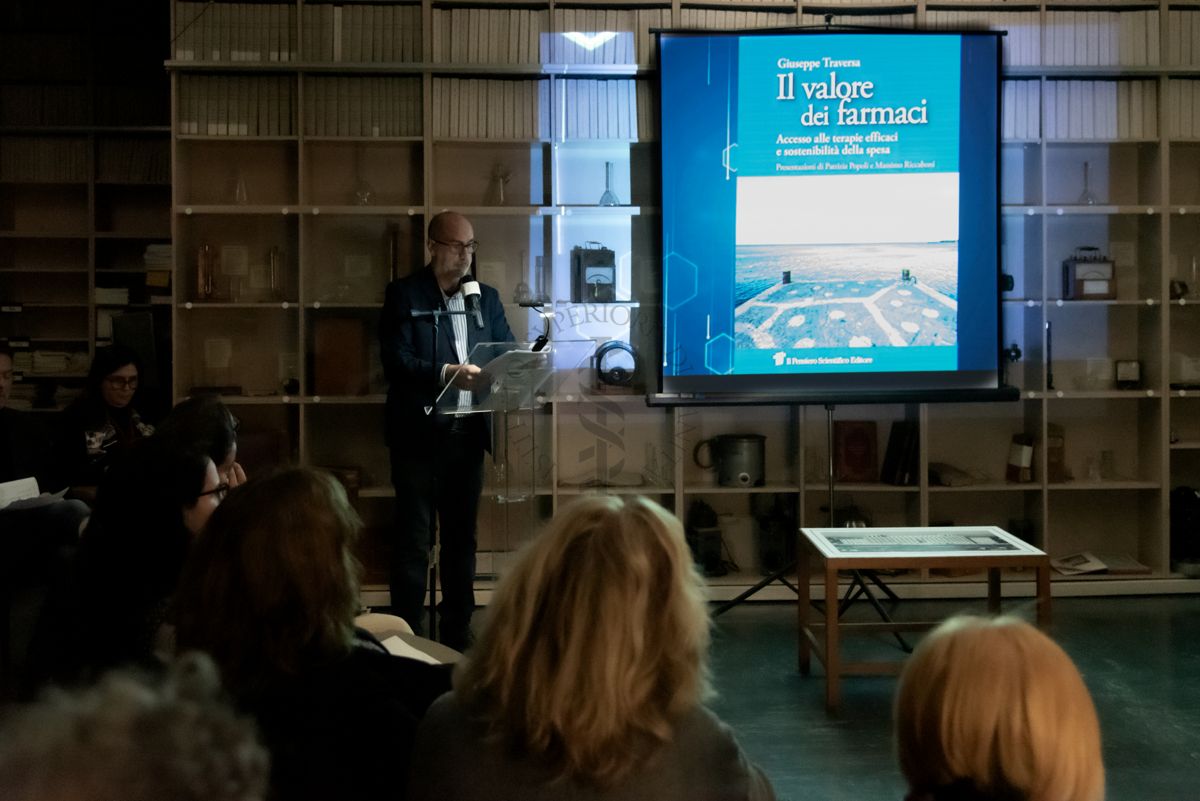 Pier David Malloni dell'Ufficio Stampa dell'ISS, legge alcuni passaggi tratti dal libro "Il valore dei farmaci" di Giuseppe Traversa