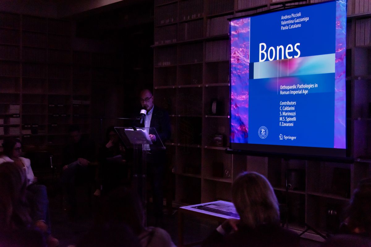 Pier David Malloni dell'Ufficio Stampa dell'ISS, legge alcuni passaggi tratti dal libro Bones" di Andrea Piccioli, Valentina Gazzaniga e Paola Catalano