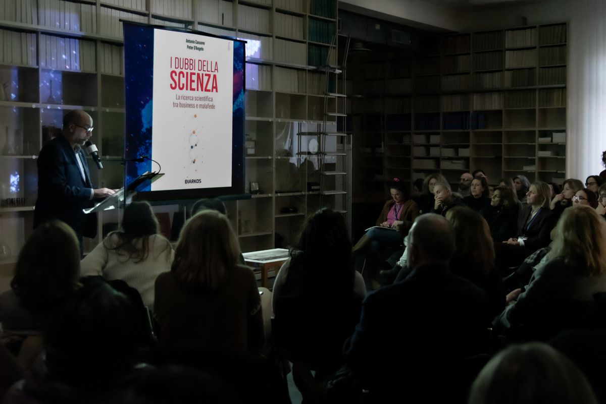 Pier David Malloni dell'Ufficio Stampa dell'ISS, legge alcuni passaggi tratti dal libro "I dubbi della scienza" di Antonio Cassone e Peter D'Angelo