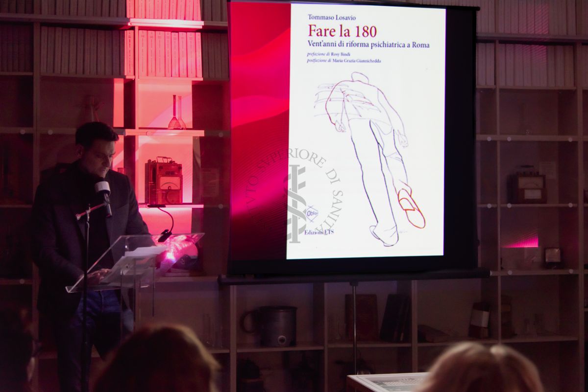 Gianfelice Martini dell'Ufficio Stampa dell'ISS, legge alcuni passaggi tratti dal libro "Fare la 180 - Vent'anni di riforma psichiatrica a Roma" di Tommaso Losavio