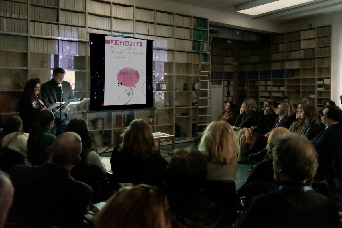 La Dott.ssa Enrica Pizzi del Centro nazionale per la prevenzione delle malattie e la promozione della salute dell'ISS e Gianfelice Martini dell'Ufficio Stampa dell'ISS, leggono alcuni passaggi tratti dal libro "La metafore in Oncologia Onco-ematologia" di Cristina Cenci
