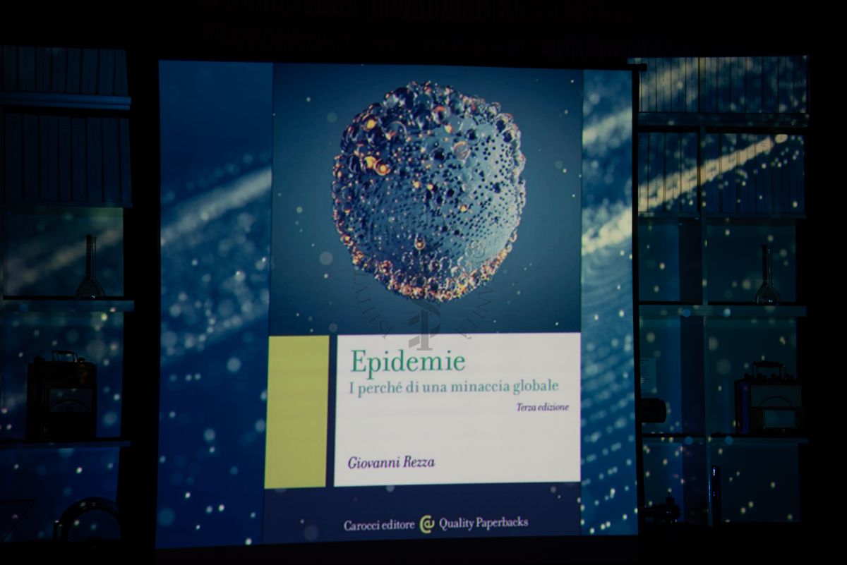 La copertina del libro "Epidemie - I perché di una minaccia globale" di Giovanni Rezza