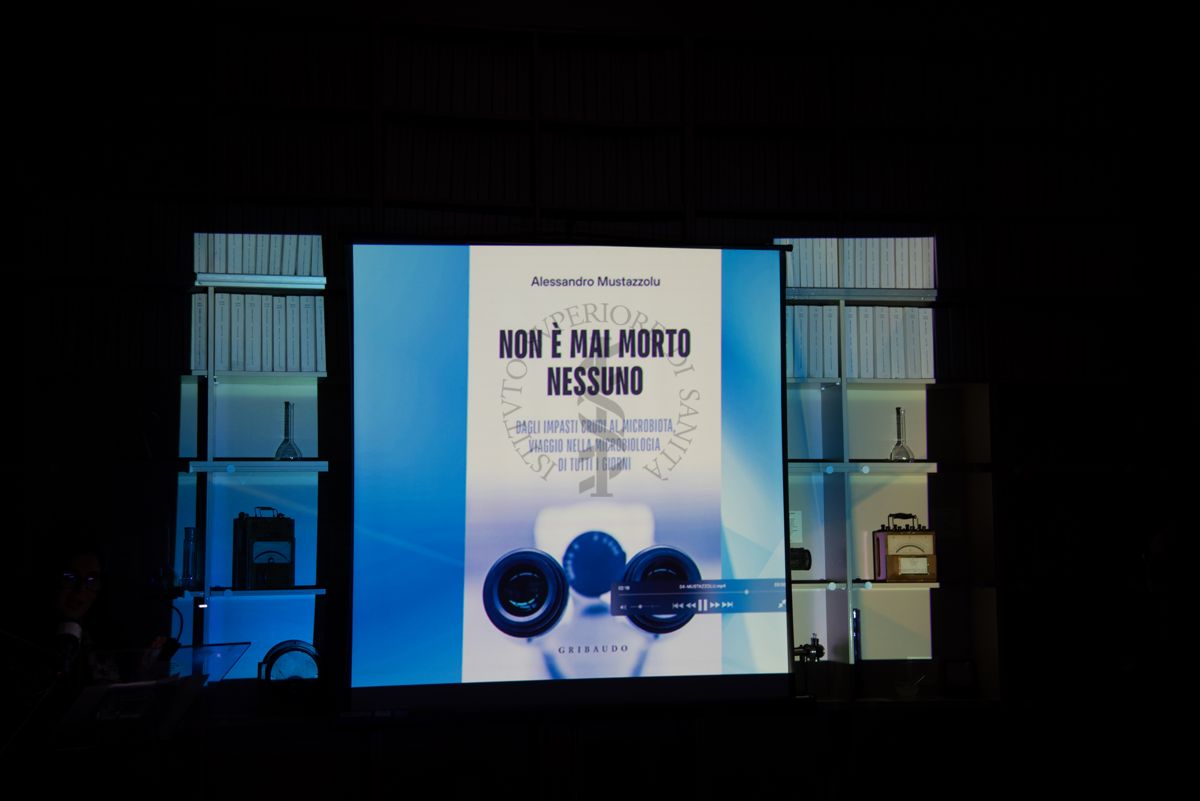 La copertina del libro "Non è mai morto nessuno" di Alessandro Mustazzolu