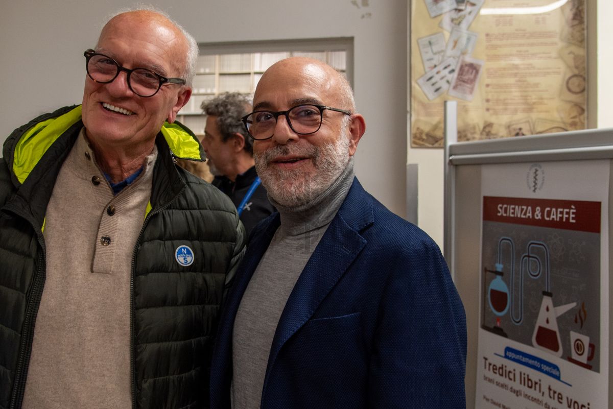 Il Dott. Franco Toni, ex Direttore della Biblioteca e Responsabile del Servizio Comunicazione Scientifica dell'ISS (a sinistra) e il Prof. Antonio Mistretta, attuale Responsabile del Servizio Comunicazione Scientifica dell'ISS (a destra)