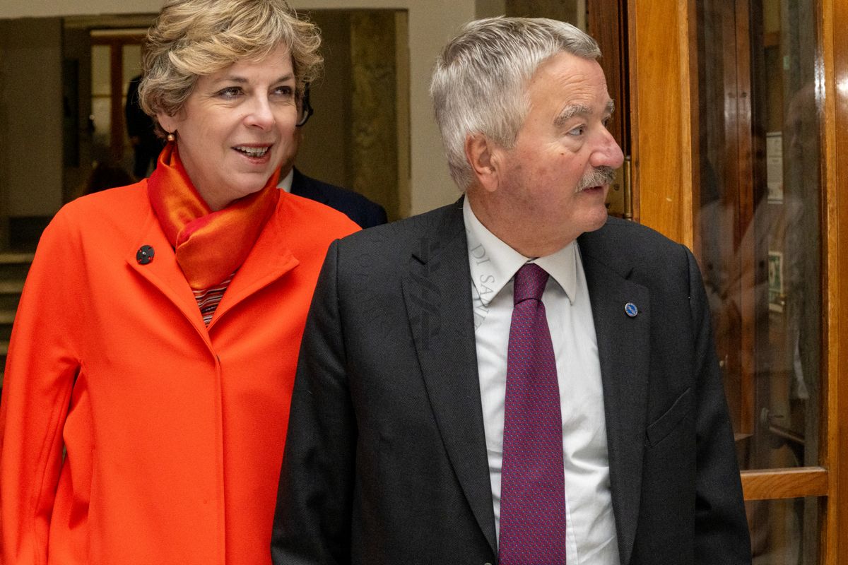 La dott.ssa Evis Sala e il prof. Rocco Bellantone si avviano nell'Aula Magna dell'Istituto Superiore di Sanità