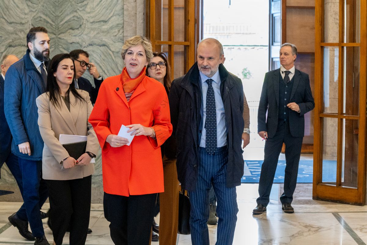 La dott.ssa Evis Sala e il ministro della Salute Orazio Schillaci si avviano verso l'Aula Magna dell'Istituto Superiore di Sanità