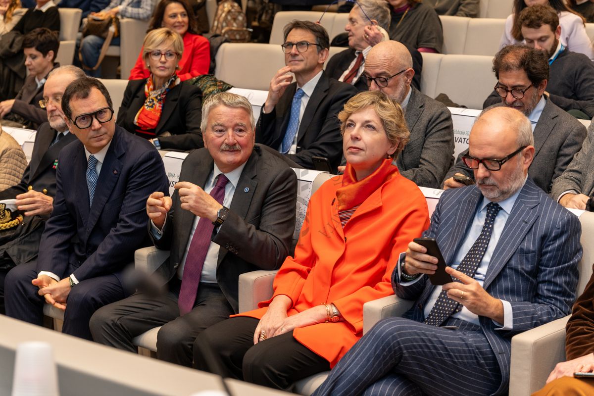 Il Direttore Generale dell'ISS Andrea Piccioli, Il Presidente dell'ISS Rocco Bellantone, la Ministra della Salute e del Benessere dell'Albania Evis Sala e il Ministro della Salute Orazio Schillaci seduti nell'Aula Magna dell'Istituto Superiore di Sanità