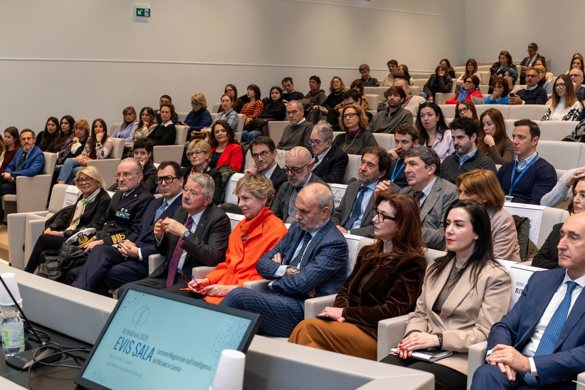 Il Direttore Generale dell'ISS Andrea Piccioli, Il Presidente dell'ISS Rocco Bellantone, la Ministra della Salute e del Benessere dell'Albania Evis Sala, il Ministro della Salute Orazio Schillaci e altri uditori seduti nell'Aula Magna dell'Istituto Superiore di Sanità