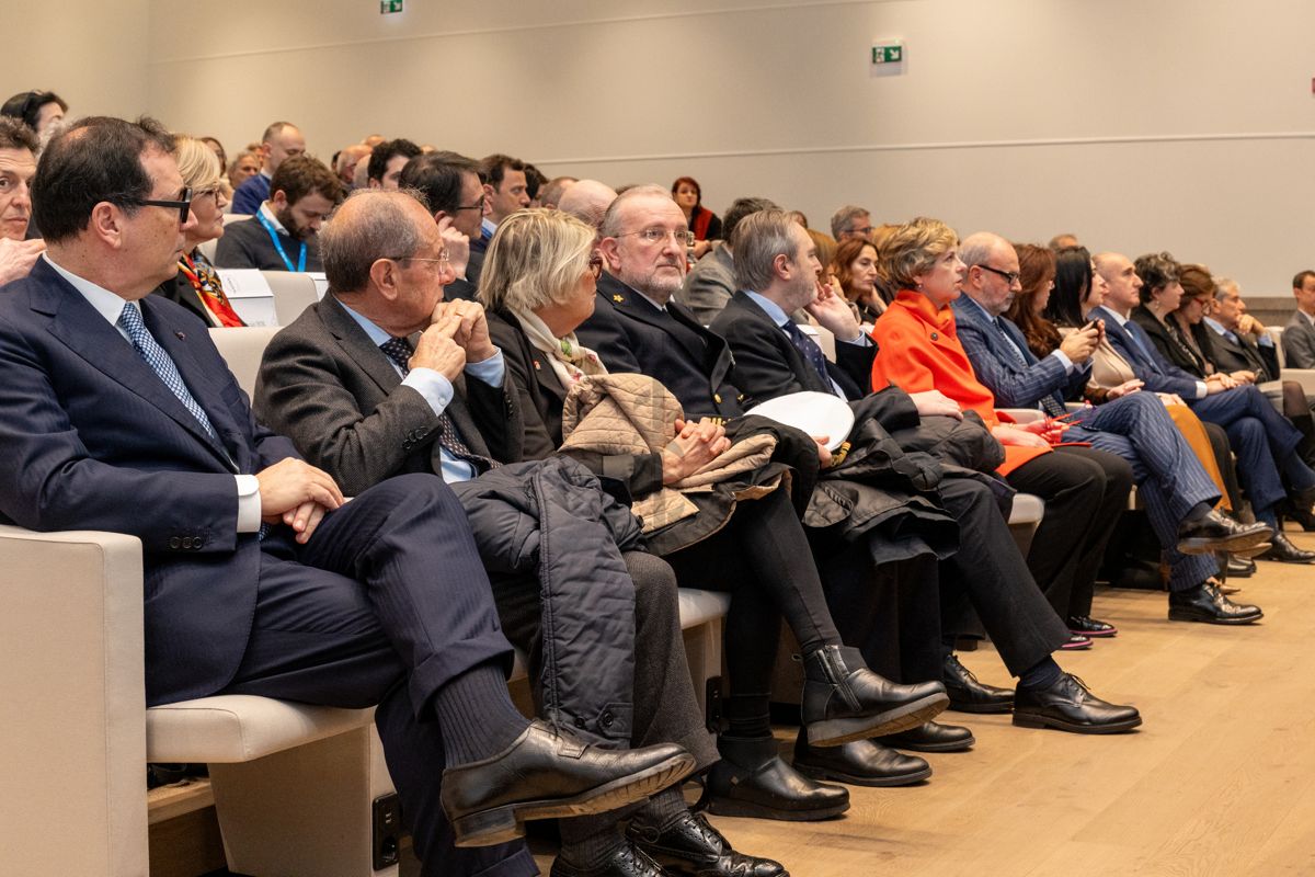 Il Direttore Generale dell'ISS Andrea Piccioli, la Ministra della Salute e del Benessere dell'Albania Evis Sala, il Ministro della Salute Orazio Schillaci e altri uditori seduti nell'Aula Magna dell'Istituto Superiore di Sanità