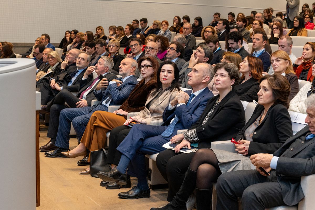 Il Prof. Rocco Bellantone, Presidente dell'Istituto Superiore di Sanità e il Ministro Orazio Schillaci seduti in prima fila ascoltano un intervento