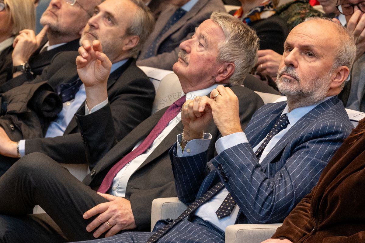 Il professor Rocco Bellantone (presidente dell'ISS) e Orazio Schillaci (ministro della Salute) seduti in Aula Magna