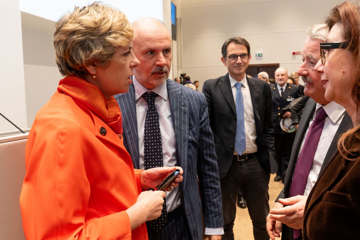 Gli ultimi saluti tra la dott.ssa Evis Sala, Ministra della Salute e del Benessere dell'Albania , Orazio Schillaci, ministro della salute e il Prof. Rocco Bellantone, Presidente dell'Istituto Superiore di Sanità.