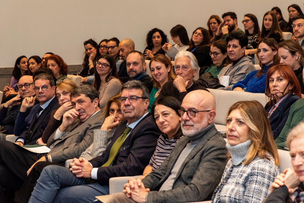 Panoramica sui partecipanti al Congresso PhD Day nell'Aula Magna dell'Istituto Superiore di Sanità. In prima fila, il Prof. Antonio Mistretta, Responsabile del Servizio Comunicazione Scientifica dell'ISS (terzo da destra), la Dott.ssa Paola Fattibene, Dirigente di Ricerca del Servizio tecnico scientifico grandi strumentazioni e core facilities dell'ISS (quarta da destra) e la Prof.ssa Anna Teresa Palamara, Direttore del Dipartimento di Malattie Infettive dell'ISS (sesta da destra)