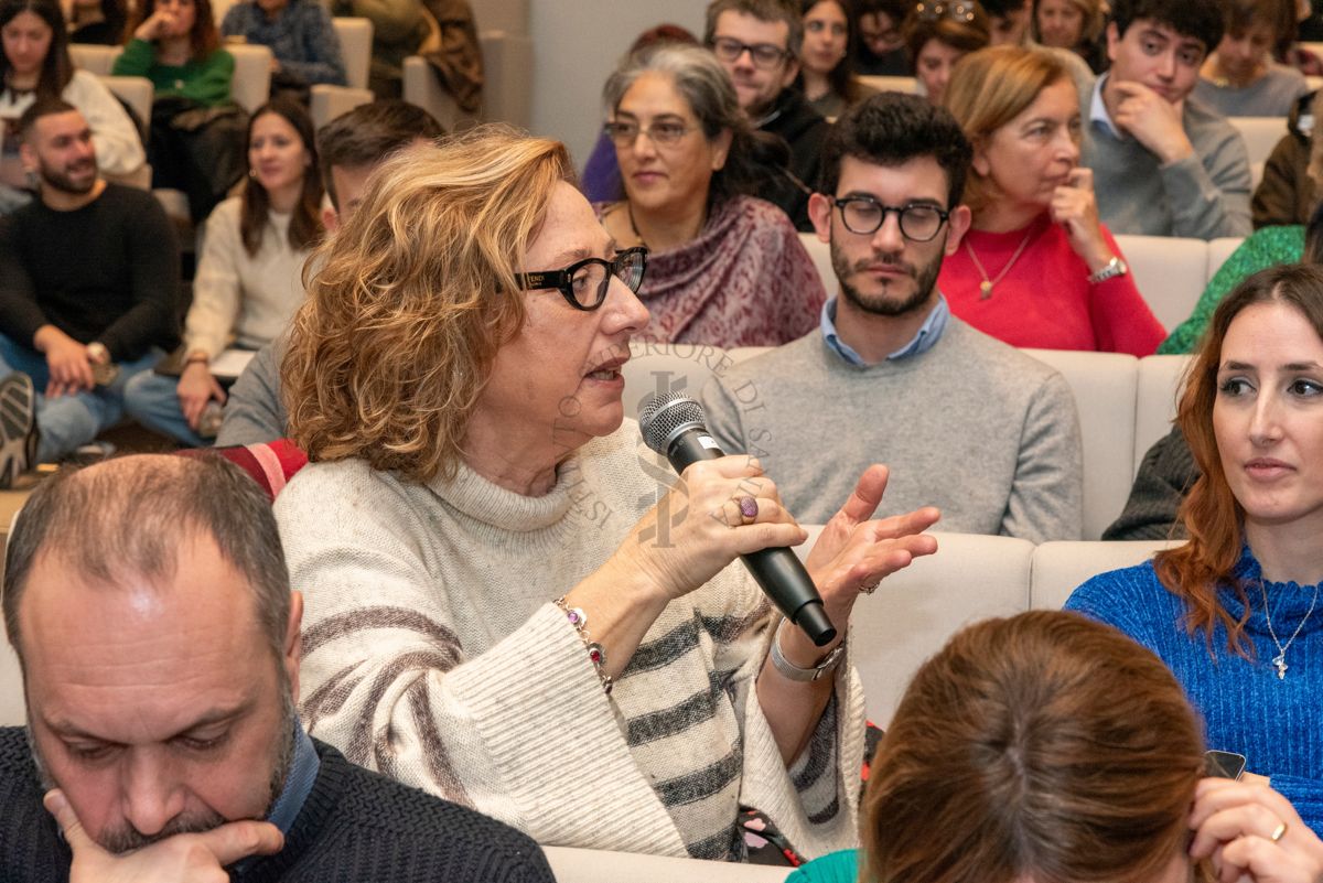 Una partecipante al Congresso PhD Day rivolge una domanda ai relatori