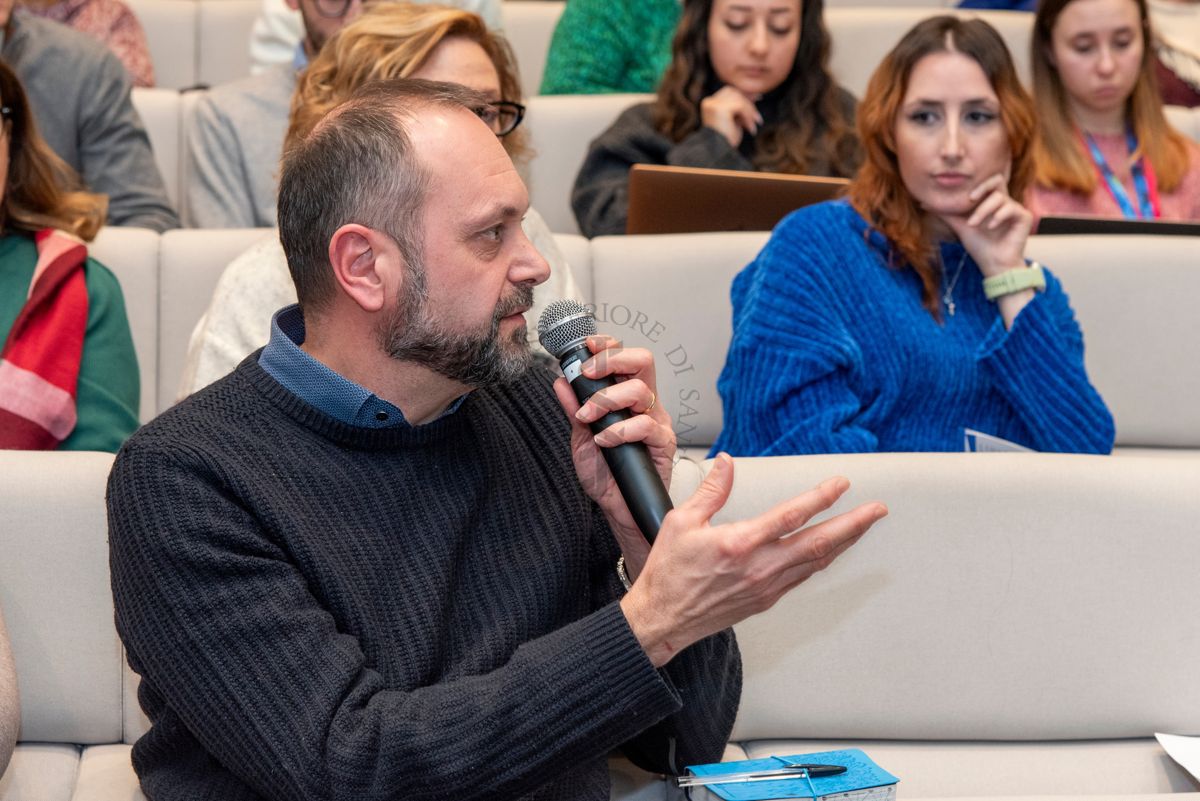 Un partecipante al Congresso PhD Day rivolge una domanda ai relatori