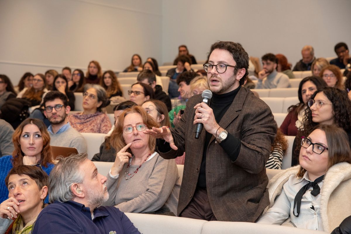 Un partecipante al Congresso PhD Day rivolge una domanda ai relatori