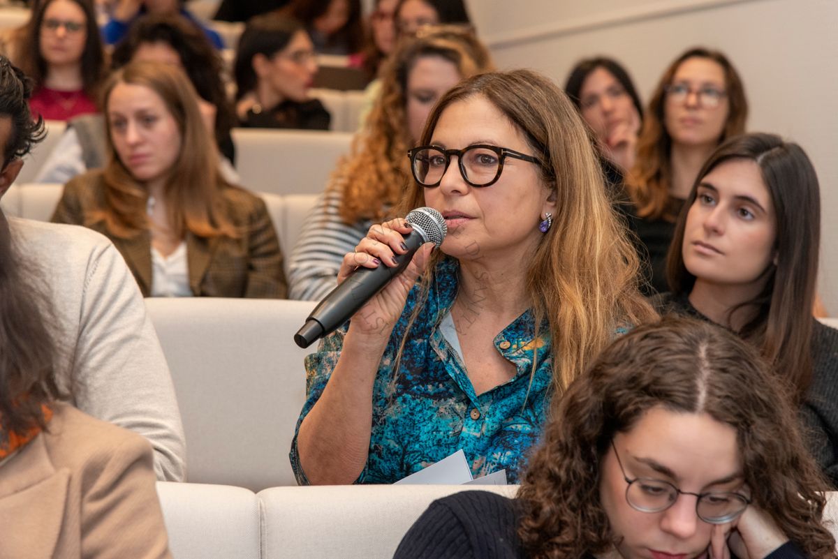 Una partecipante al Congresso PhD Day rivolge una domanda ai relatori