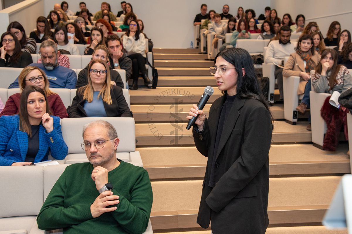 Una partecipante al Congresso PhD Day rivolge una domanda ai relatori
