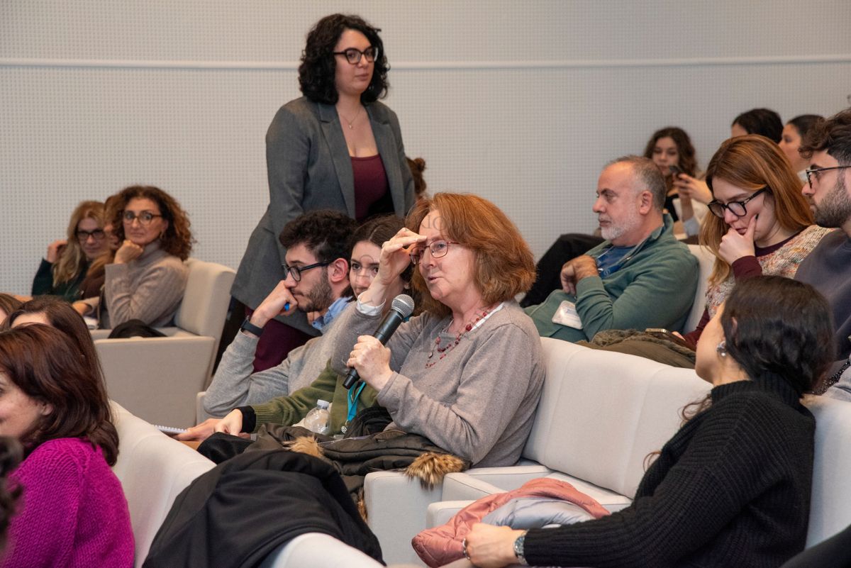 Una partecipante al Congresso PhD Day rivolge una domanda ai relatori
