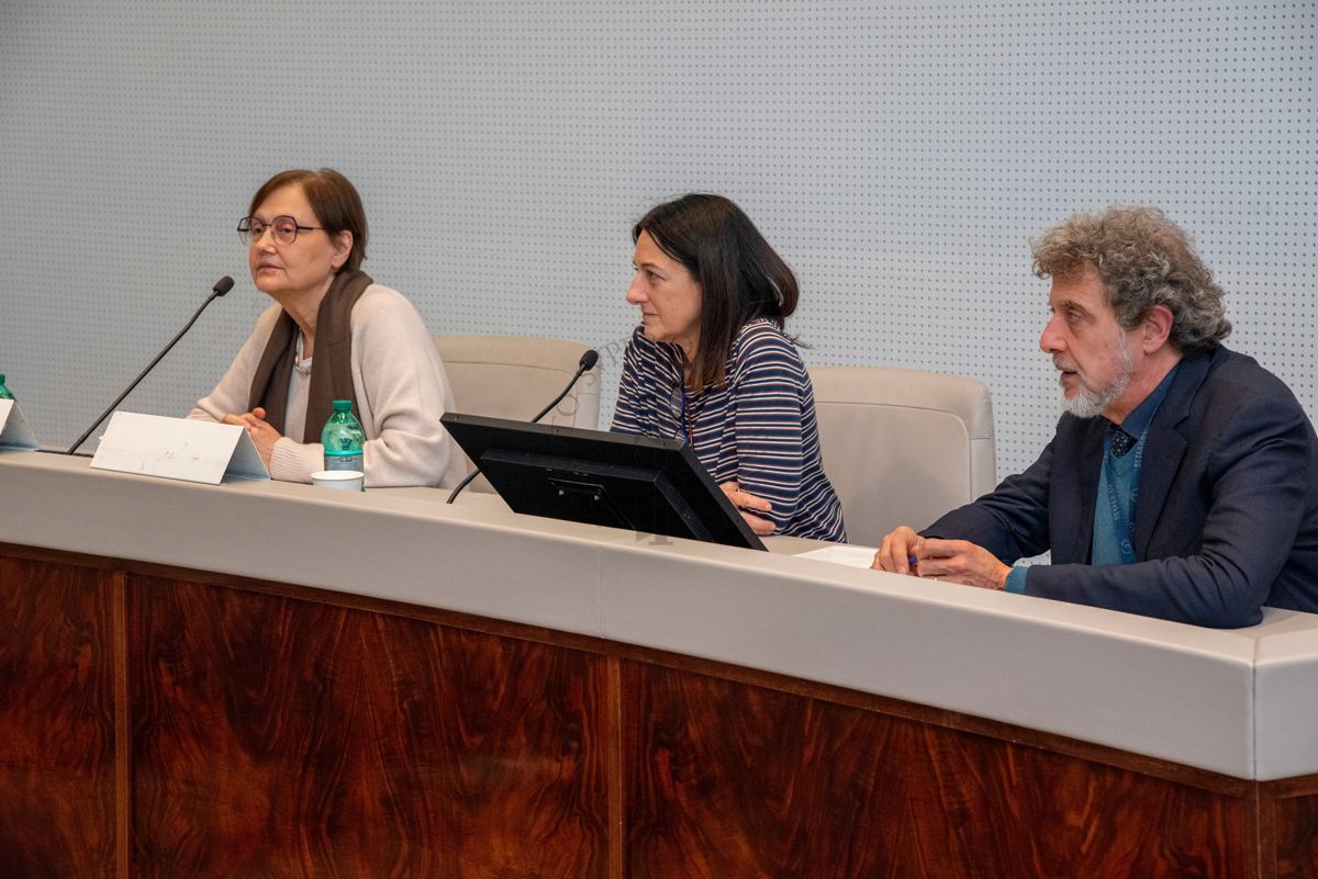 Intervento conclusivo della Dott.ssa Luisa Minghetti, Direttore del Servizio Tecnico Scientifico coordinamento e promozione della ricerca dell'ISS (a sinistra). Con lei la Dott.ssa Paola Fattibene, Dirigente di Ricerca del Servizio Tecnico Scientifico Grandi Strumentazioni e Core Facilities dell'Istituto Superiore di Sanità (al centro) e il Dott. Alfonso Mazzacara, Responsabile dell'Ufficio Relazioni estere dell'Istituto Superiore di Sanità (a destra)