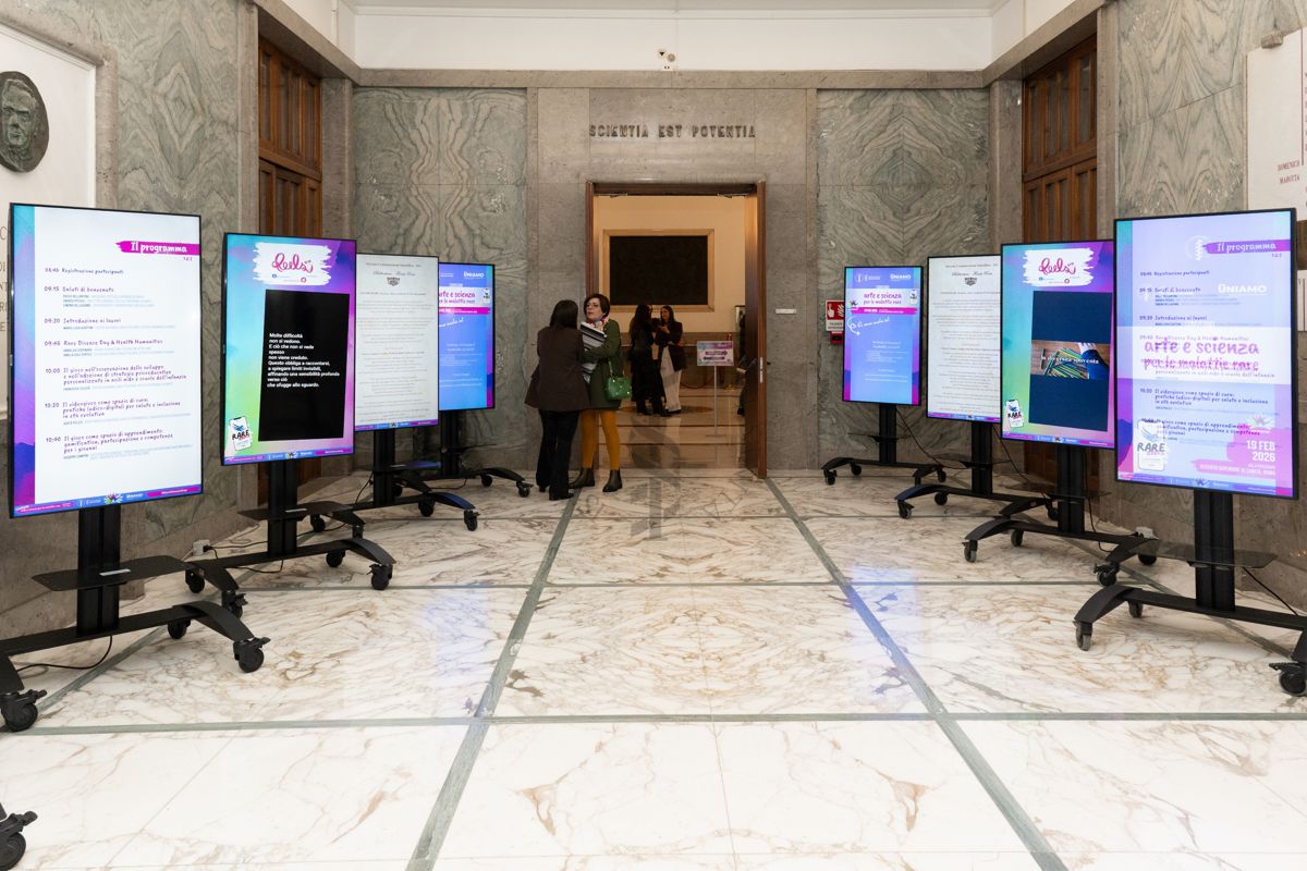 I poster del Convegno "Arte e Scienza per le Malattie Rare esposti all'ingresso dell'Aula Pocchiarii