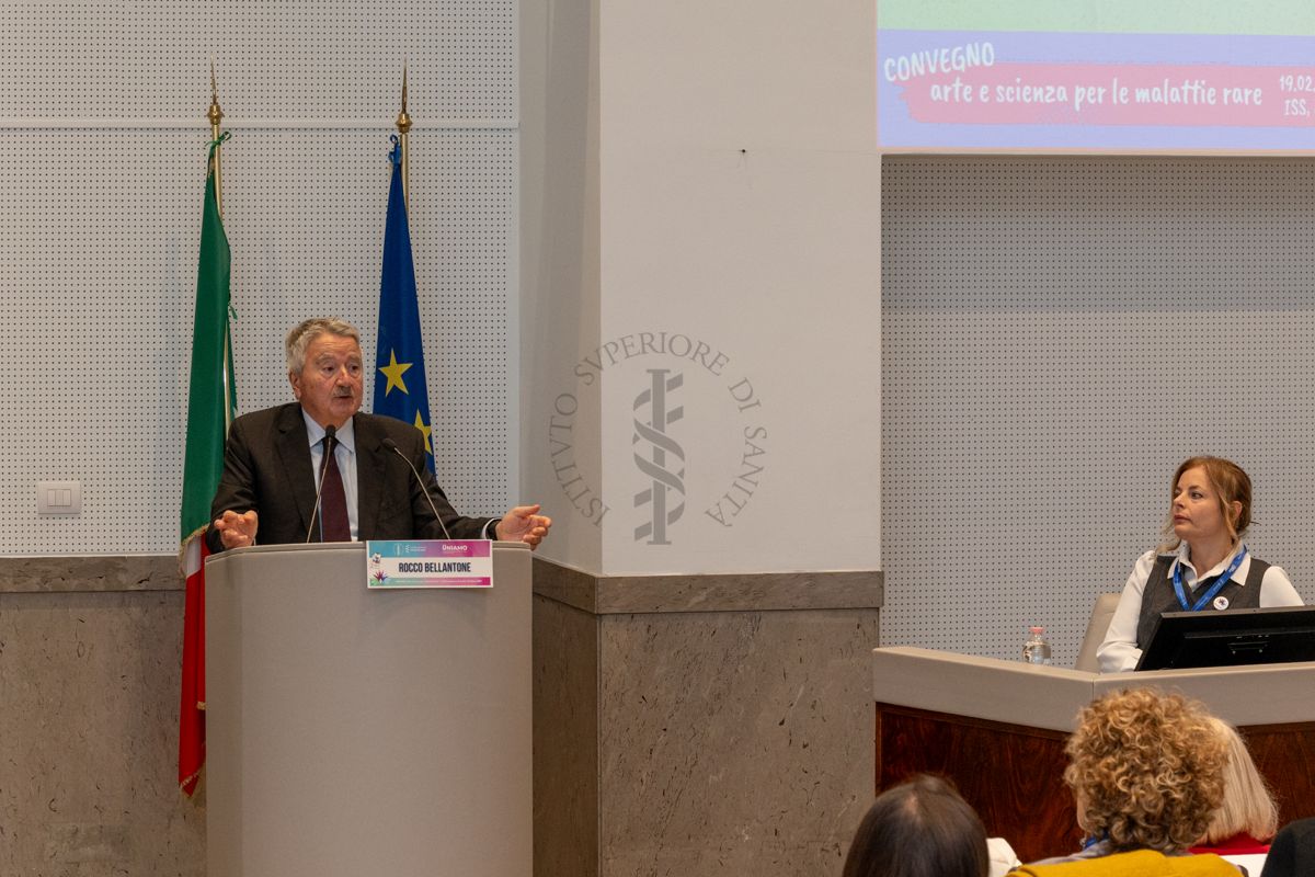 Intervento del Prof. Rocco Bellantone, Presidente dell'Istituto Superiore di Sanità (a sinistra). A destra la Dott.ssa Amalia Egle Gentile, responsabile del Laboratorio di Health Humanities, Centro Nazionale Malattie Rare dell'Istituto Superiore di Sanità