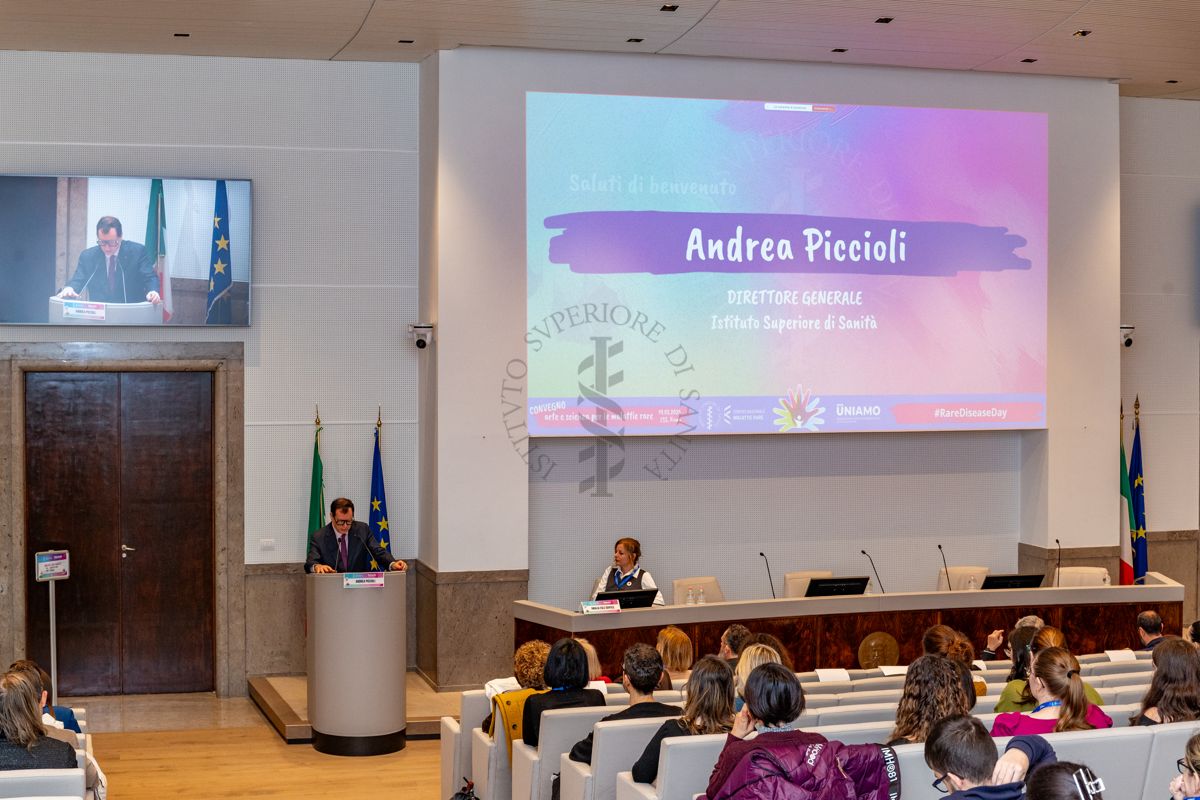 Panoramica sui i partecipanti al Convegno "Arte e Scienza per le Malattie Rare" durante l'intervento del  Dott. Andrea Piccioli, Direttore Generale dell'Istituto Superiore di Sanità