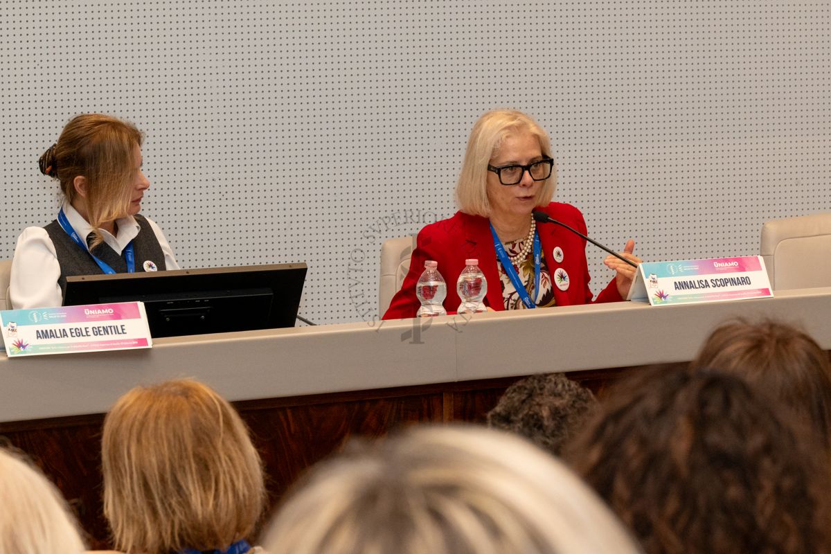 Intervento della Dott.ssa Annalisa Scopinaro, Presidente della Federazione Italiana Malattie Rare (a destra). A sinistra la Dott.ssa Amalia Egle Gentile, responsabile del Laboratorio di Health Humanities, Centro Nazionale Malattie Rare dell'Istituto Superiore di Sanità