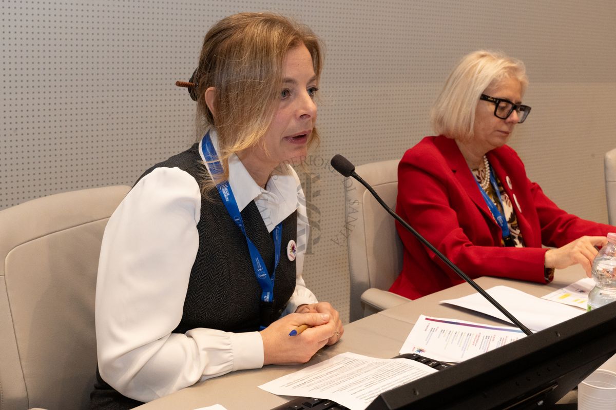 Intervento della Dott.ssa Amalia Egle Gentile, responsabile del Laboratorio di Health Humanities, Centro Nazionale Malattie Rare dell'Istituto Superiore di Sanità (a sinistra). A destra la Dott.ssa Annalisa Scopinaro, Presidente della Federazione Italiana Malattie Rare