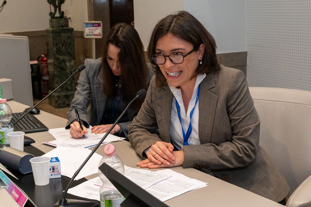 Intervento della Dott.ssa Eleonora Desogus del PRE-Servizio Formazione dell'Istituto Superiore di Sanità. Alle sue spalle la Dott.ssa Lucrezia Micheli del progetto Pharma-HUB dell'Istituto Superiore di Sanità