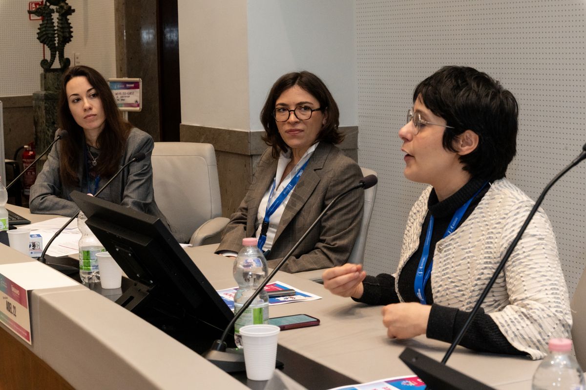 Intervento di Norma Fella, autrice e producer di audiowalk, podcast e spettacoli (a destra). Con lei la Dott.ssa Eleonora Desogus del PRE-Servizio Formazione dell'Istituto Superiore di Sanità (al centro) e la Dott.ssa Lucrezia Micheli del progetto Pharma-HUB dell'Istituto Superiore di Sanità (a sinistra)