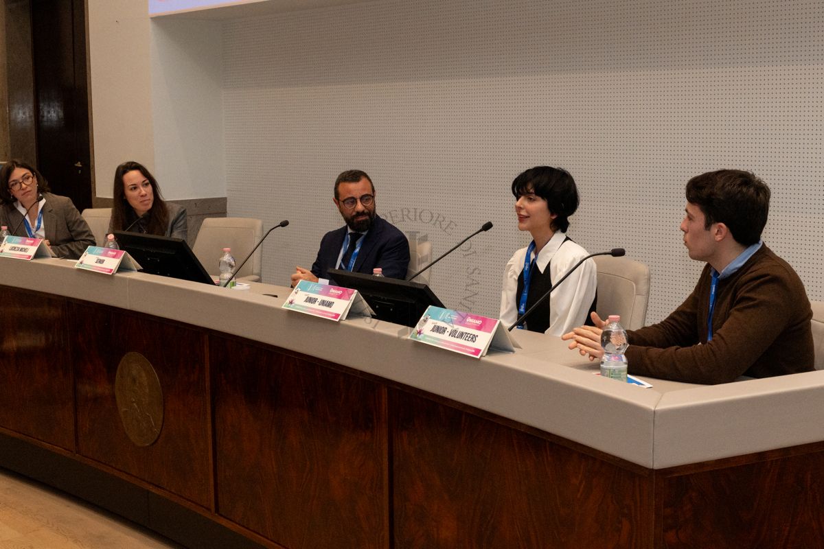 La modella e influencer Sofia Pedrazzoli (quarta da sinistra) parla della propria malattia, la Corea di Huntington. Con lei la Dott.ssa Eleonora Desogus del PRE-Servizio Formazione dell'Istituto Superiore di Sanità (prima da sinistra), la Dott.ssa Lucrezia Micheli del progetto Pharma-HUB dell'Istituto Superiore di Sanità (seconda da sinistra) e Cristian Alicata dell'Agenzia Italiana per la Gioventù (terzo da sinistra)